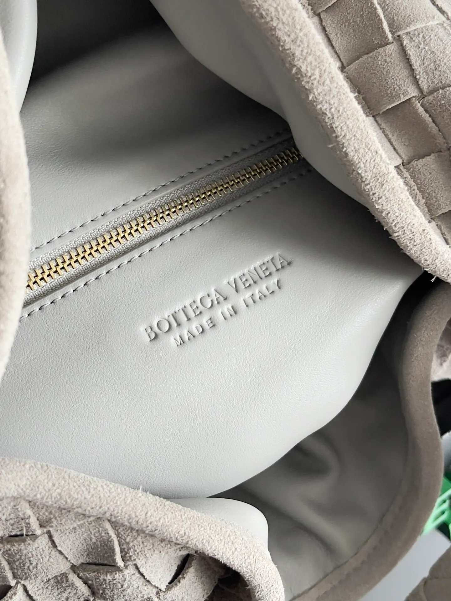 Batch 2160 Recently, I seem to be obsessed with this bag from BV~ The new Hop is really not too beautiful. The whole bag has no seams. The bag body and handles are made of one piece of leather. It embodies the style and essence of Bottega Veneta. It truly represents craftsmanship and creativity. The large size has a very loose and lazy upper body. Big bag lovers will definitely not regret buying it. Style number: 763970 Size: 53*24*13